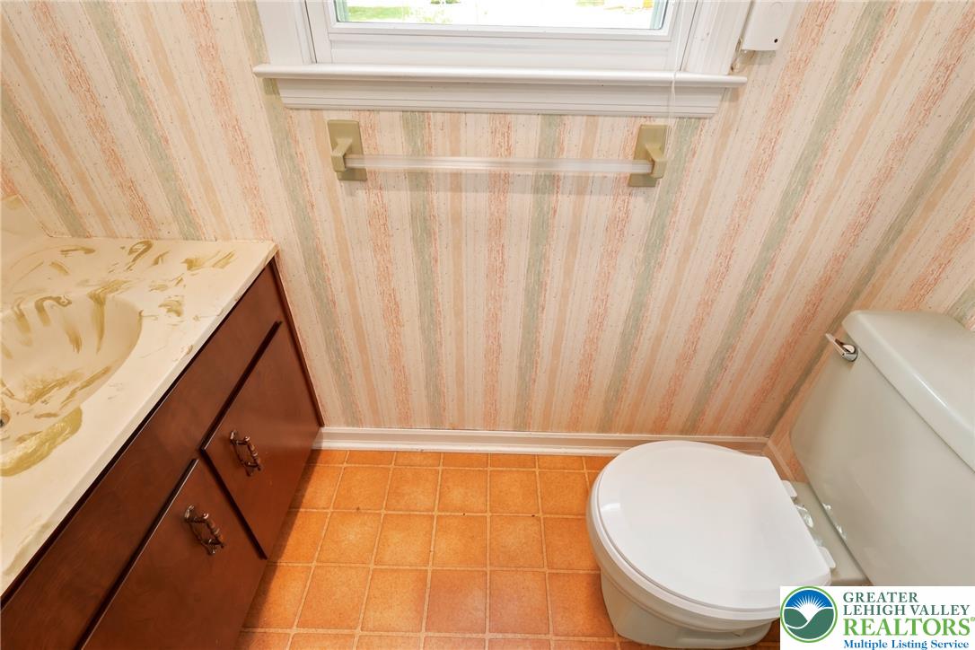 613 East Macada Road Bethlehem, PA 18017 - Photo 9 of 52