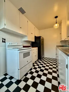 $4,000 | 5560 Village Green, Los Angeles, CA 90016