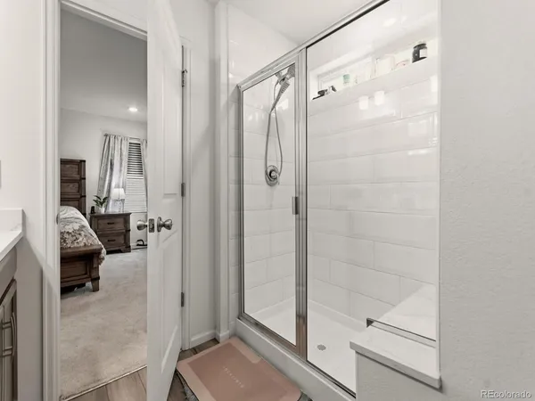 a en suite bathroom with a sink and a mirror