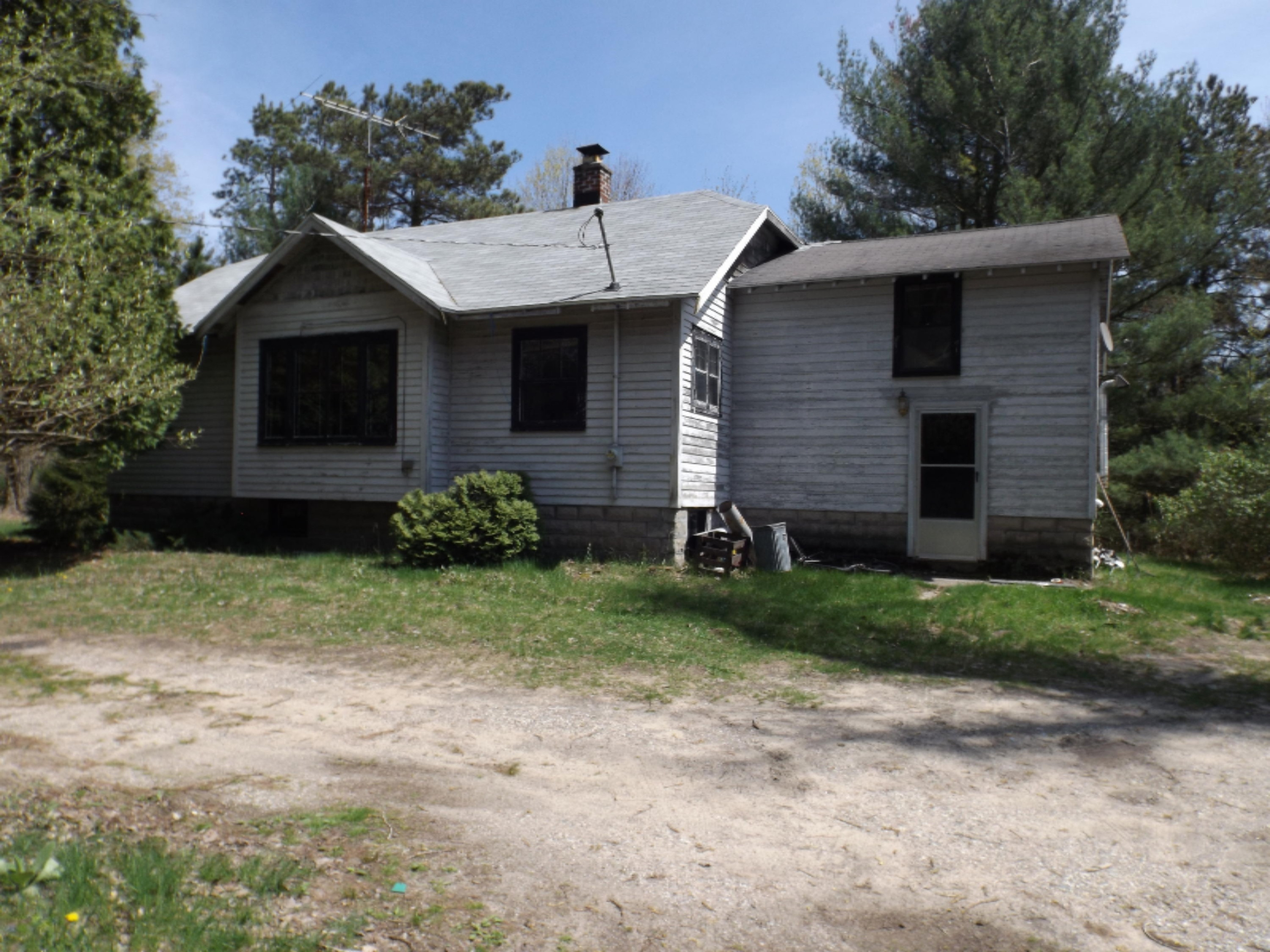 2073 West River Road Muskegon, MI 49445 - Photo 1 of 3 DSCF6202