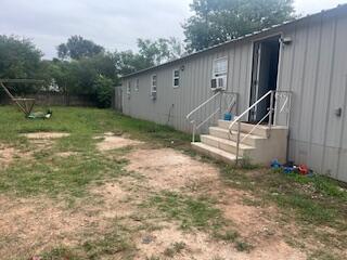 6806 North County Road 1630 Shallowater, TX 79363 - Photo 14 of 40 a backyard of a house with lots of green space