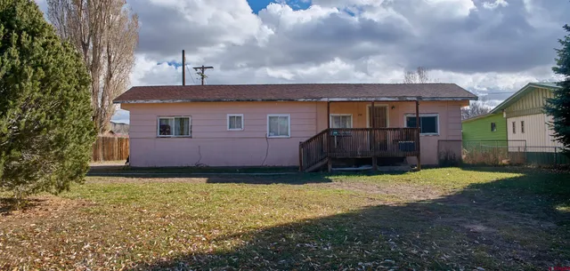 a view of a house with backyard and garden