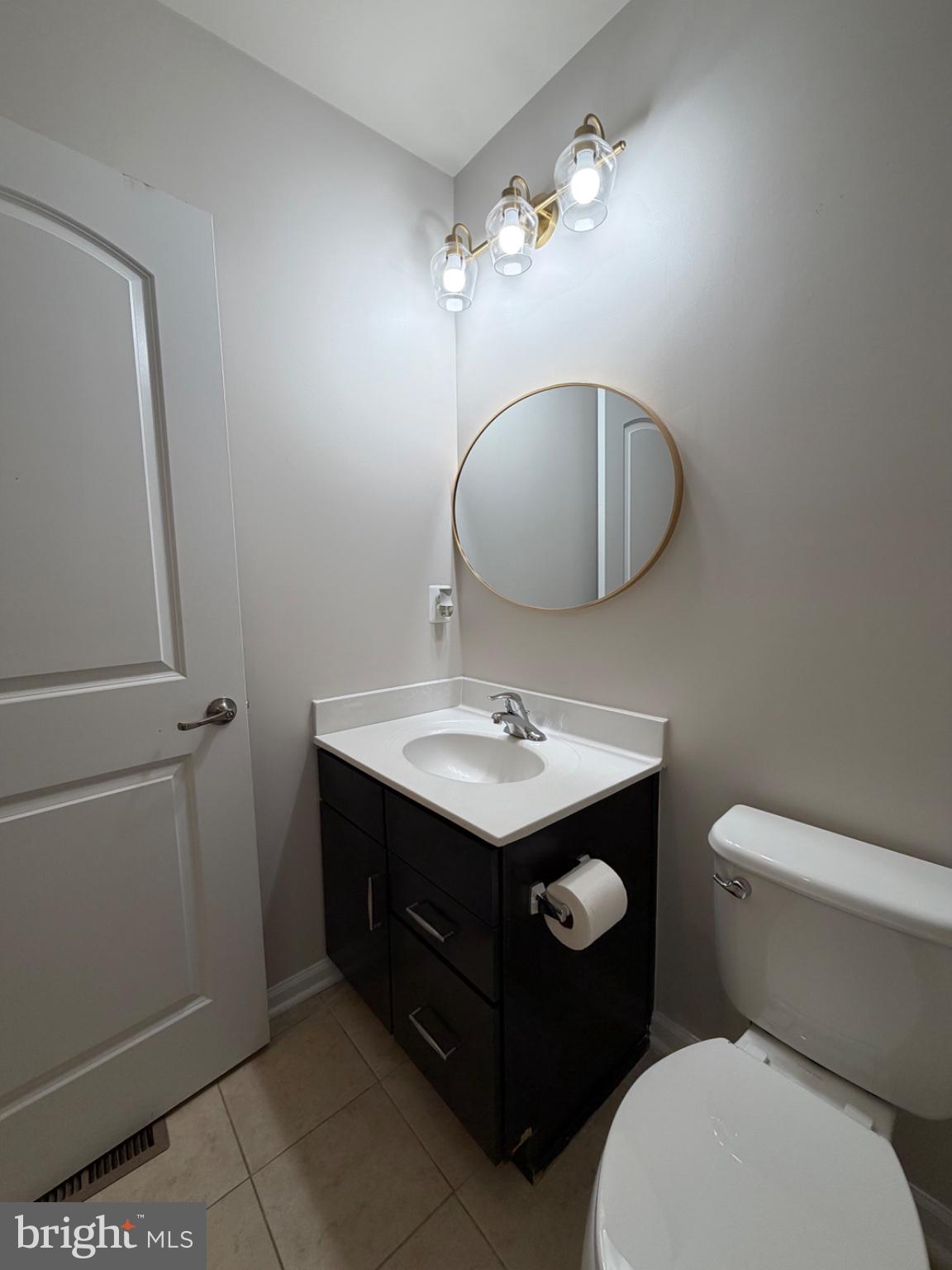 25333 Wakestone Terrace Chantilly, VA 20152 - Photo 70 of 109 Sleek and modern bathroom retreat.