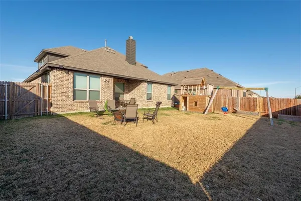 a view of a house with backyard and porch