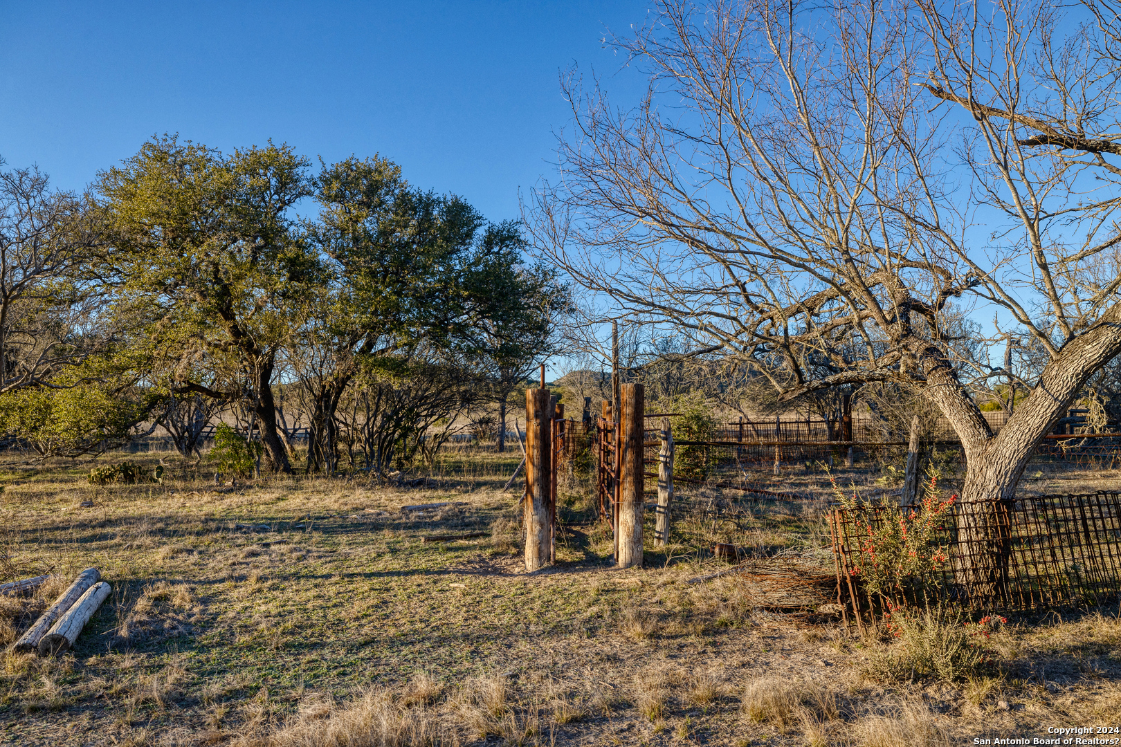 33309 Highway 55 Uvalde, TX 78801 - Photo 21 of 33 a view of a yard with wooden fence