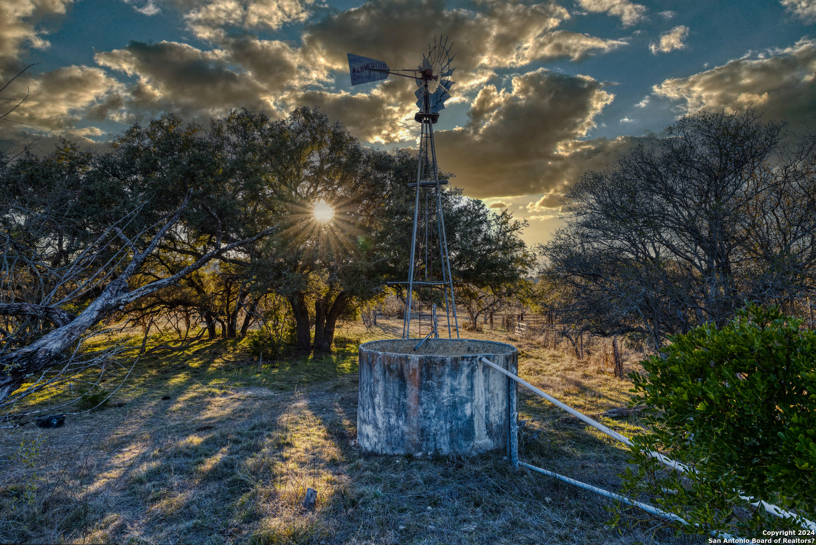 33309 Highway 55 Uvalde, TX 78801 - Photo 29 of 33 a backyard of a house with table and chairs