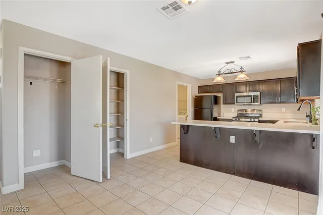 $2,400 | 688 Emerald City Avenue, Las Vegas, NV 89183