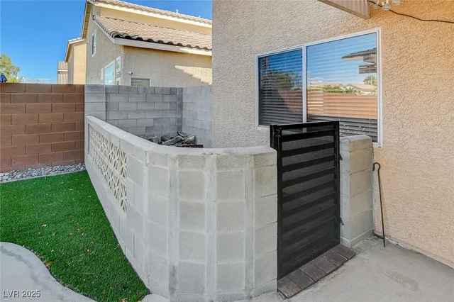 $2,400 | 688 Emerald City Avenue, Las Vegas, NV 89183