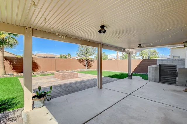 $2,400 | 688 Emerald City Avenue, Las Vegas, NV 89183