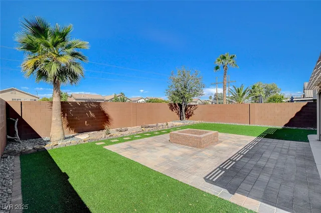 $2,400 | 688 Emerald City Avenue, Las Vegas, NV 89183