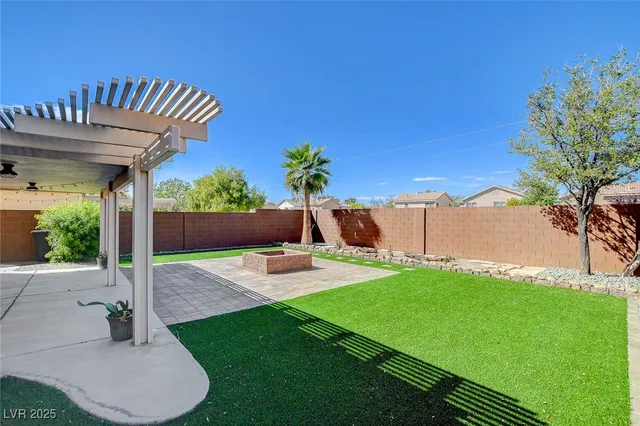 $2,400 | 688 Emerald City Avenue, Las Vegas, NV 89183