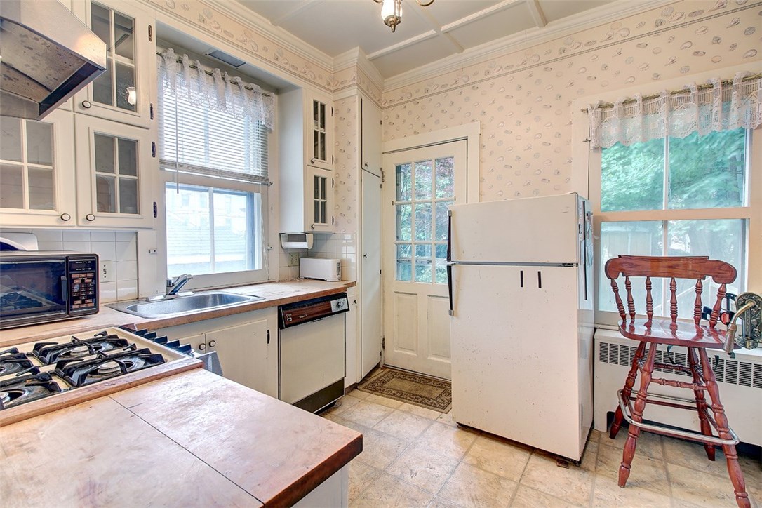 12 Howard Street Newport, RI 02840 - Photo 11 of 28
