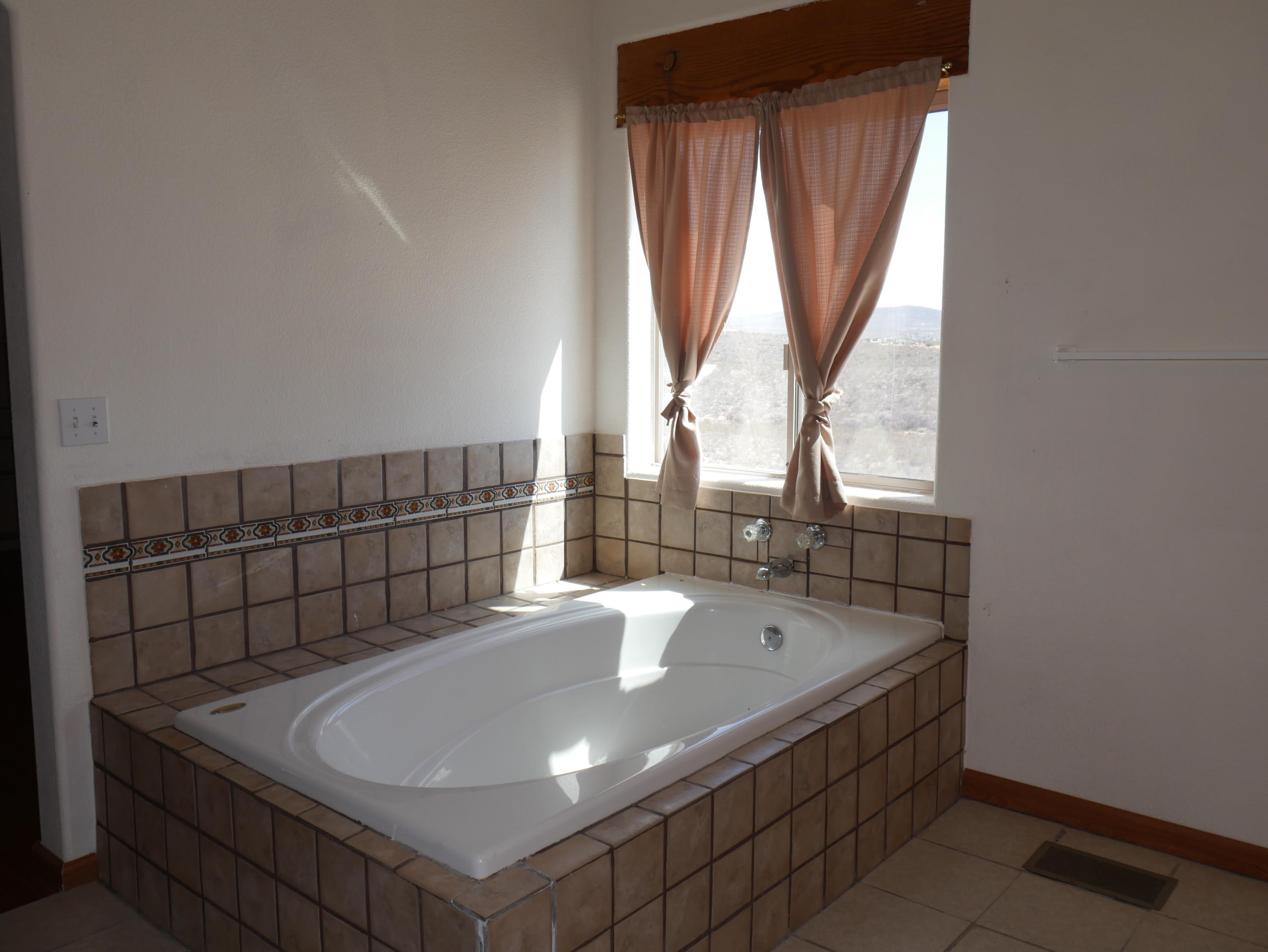 1916 North Middlemarch Road Tombstone, AZ 85638 - Photo 20 of 37 Master Bathtub