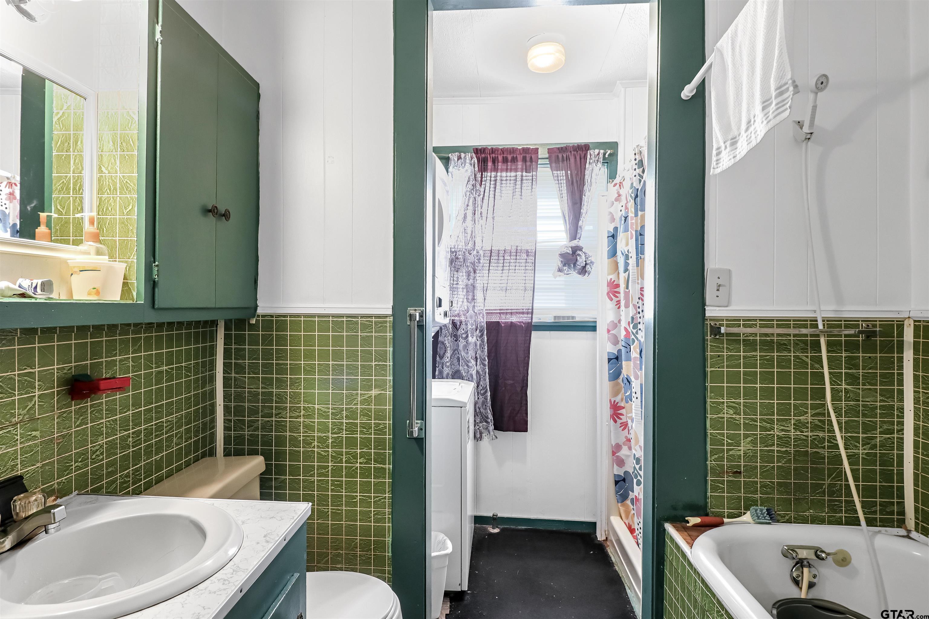 205 East 4th Street Rusk, TX 75785 - Photo 17 of 23 a bathroom with a sink a toilet and shower