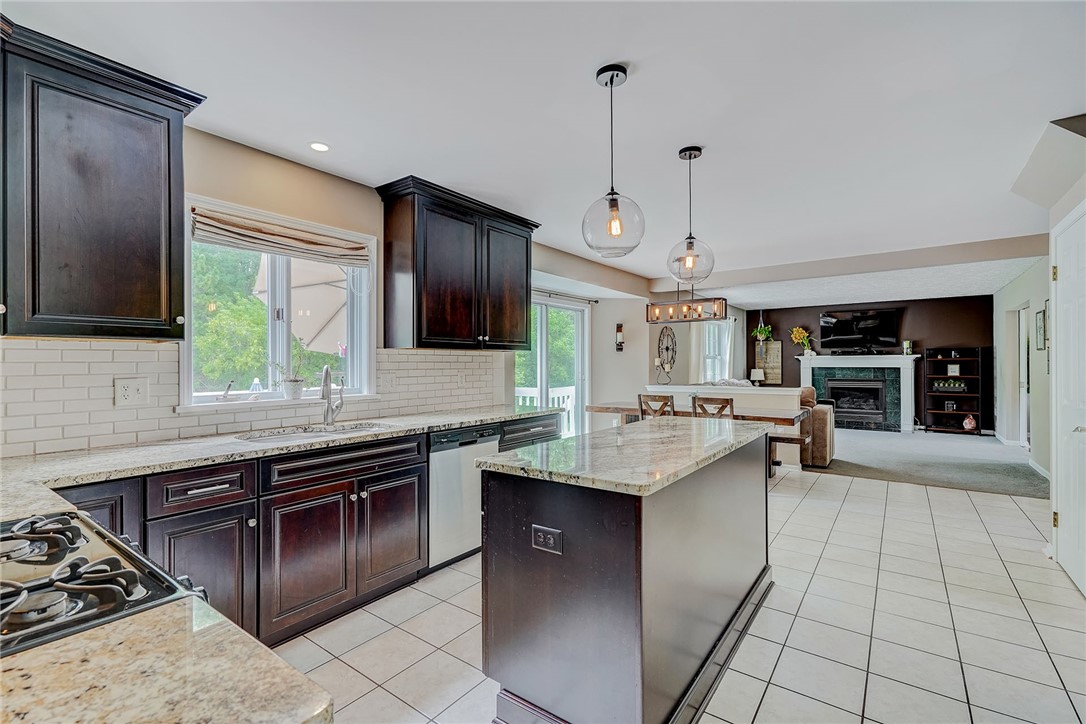 809 Lindsey Circle Webster, NY 14580 - Photo 7 of 50 KLITCHEN OPENS TO THE FAMILY ROOM!