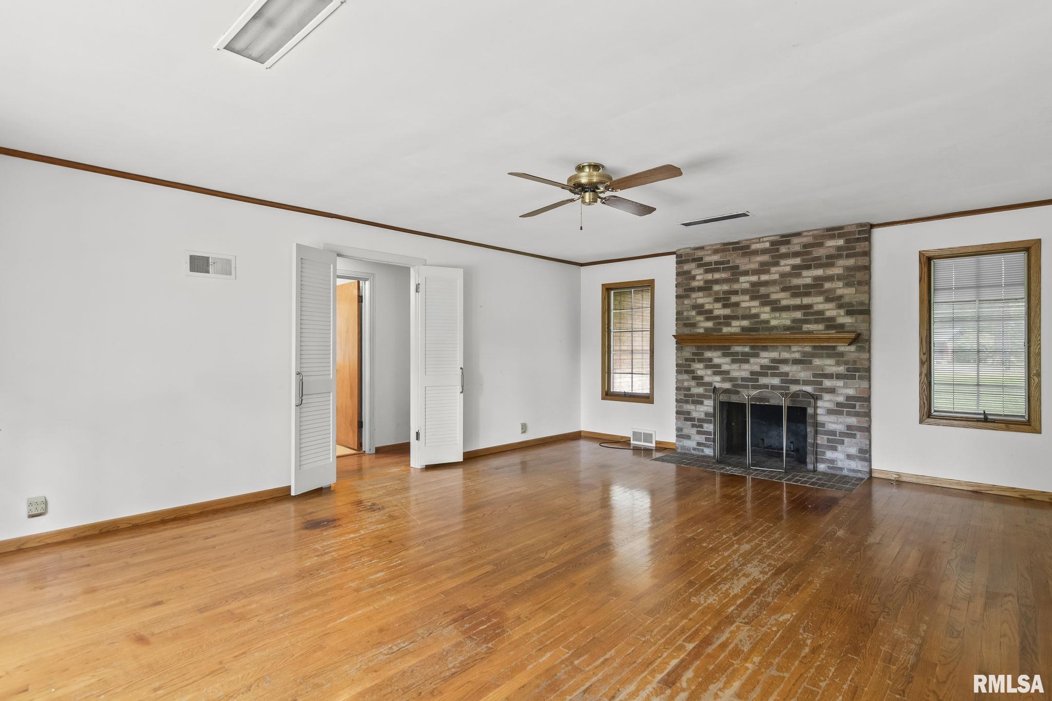 21 West Hazel Dell Lane Springfield, IL 62703 - Photo 3 of 39 Gallery Image 3