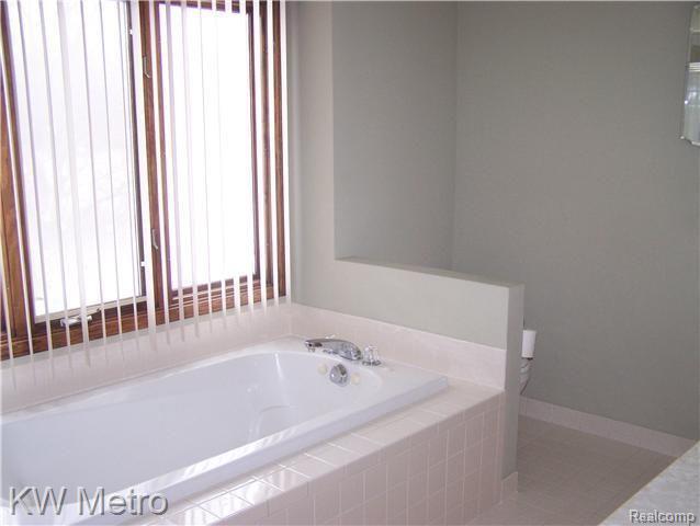 1700 Chase Drive Rochester, MI 48307 - Photo 13 of 19 Master Bath