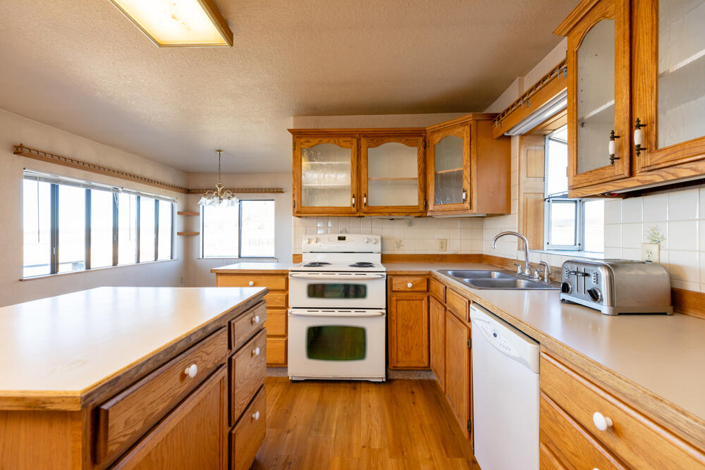 21550 Sprague River Road Chiloquin, OR 97624 - Photo 20 of 34 Main house kitchen