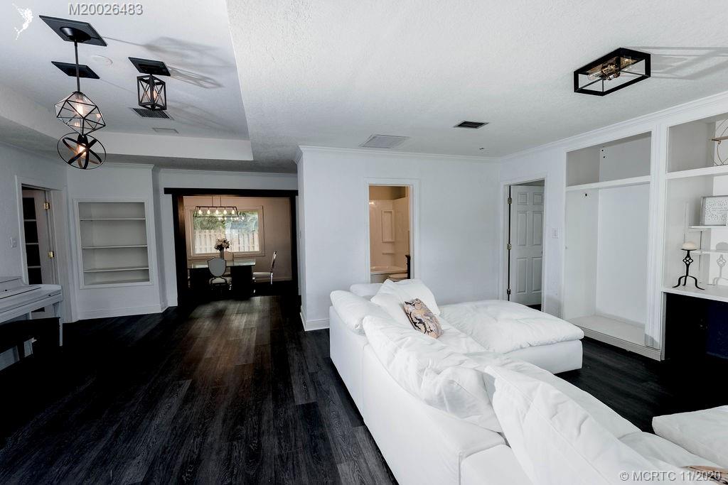 35 Southwest Cabana Point Circle Stuart, FL 34994 - Photo 5 of 54 LIVING ROOM