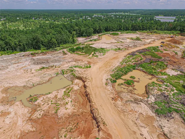a view of a yard with a house