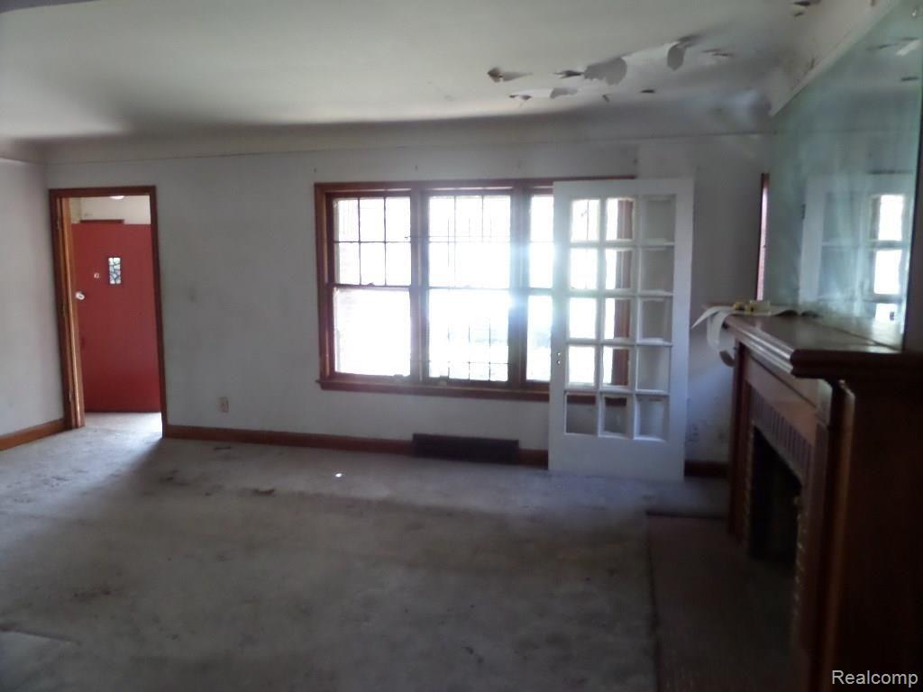 9124 Meyers Road Detroit, MI 48228 - Photo 9 of 22 9-Living Room.jpg