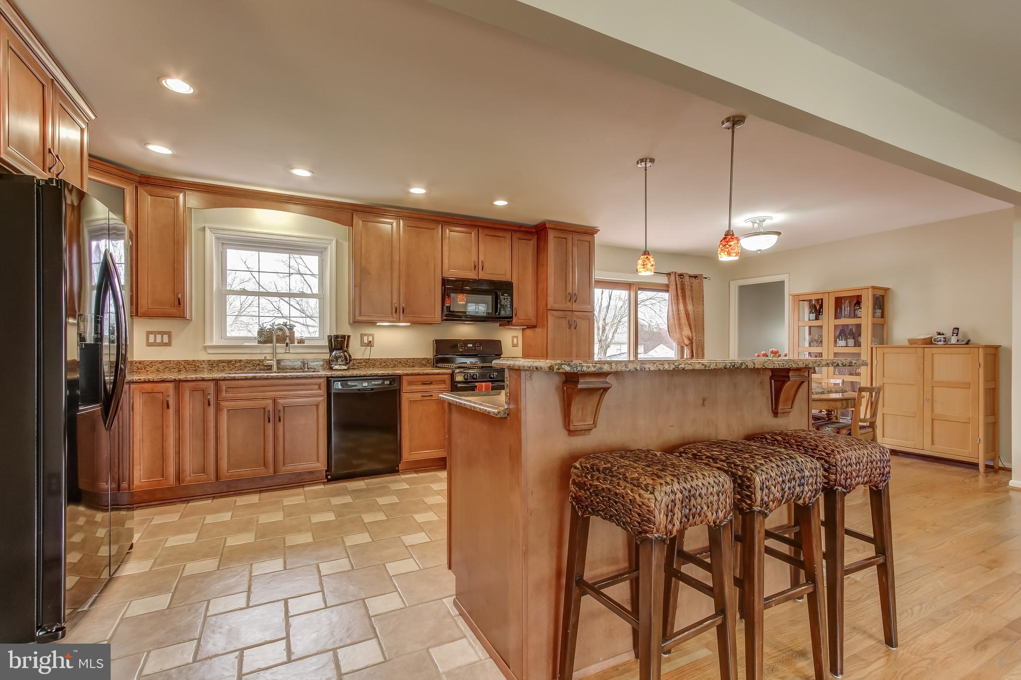 4113 Olney Laytonsville Road Olney, MD 20832 - Photo 10 of 29 Kitchen with Breakfast Bar