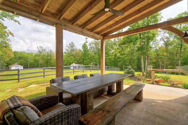a view of a yard with a house