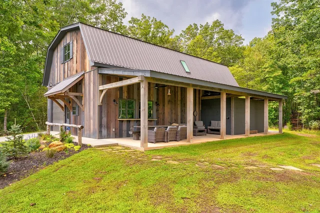 a view of a houses with a yard