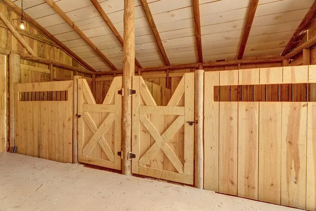 a sign that is sitting on a brick wall