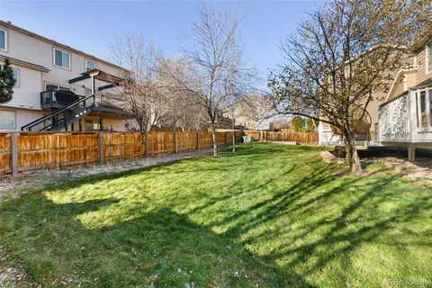a view of a yard with a house