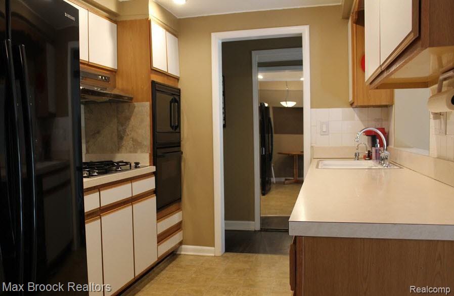 100 Kalhaven Road Rochester Hills, MI 48307 - Photo 10 of 36