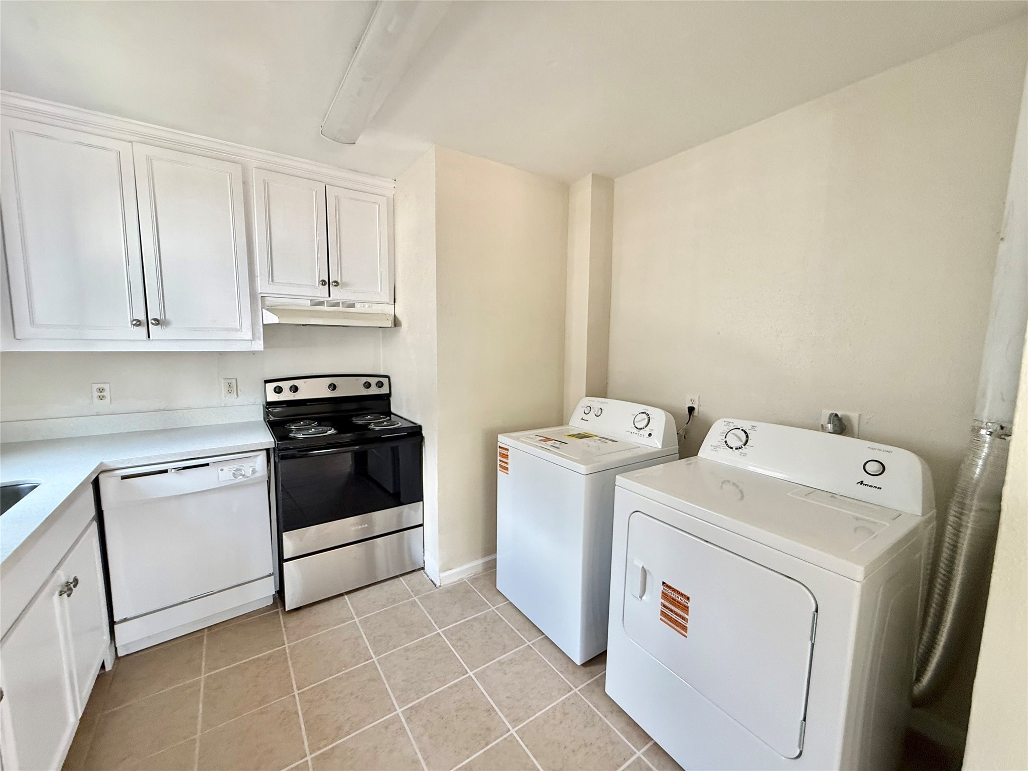 3910 Hoffman Street, Unit 3 Houston, TX 77026 - Photo 4 of 10 Brand new washer and dryer.