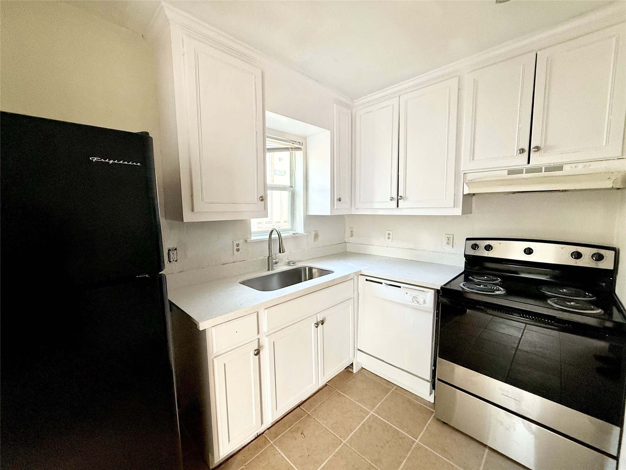 3910 Hoffman Street, Unit 3 Houston, TX 77026 - Photo 5 of 10 Kitchen features full complement of appliances.