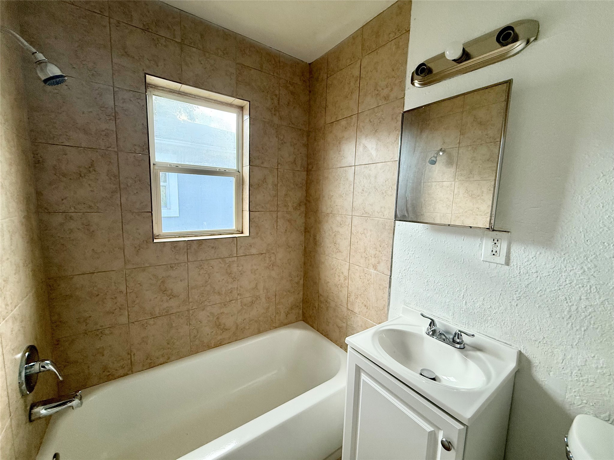 3910 Hoffman Street, Unit 3 Houston, TX 77026 - Photo 9 of 10 Hall Bath with tub/shower combo