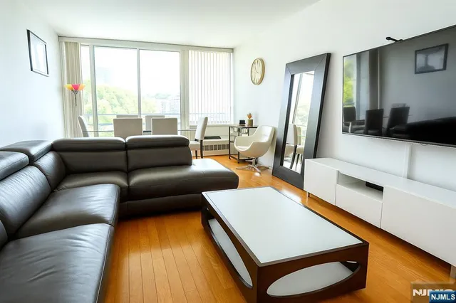 $548,000 | 917 Hudson Park, Edgewater, NJ 07020