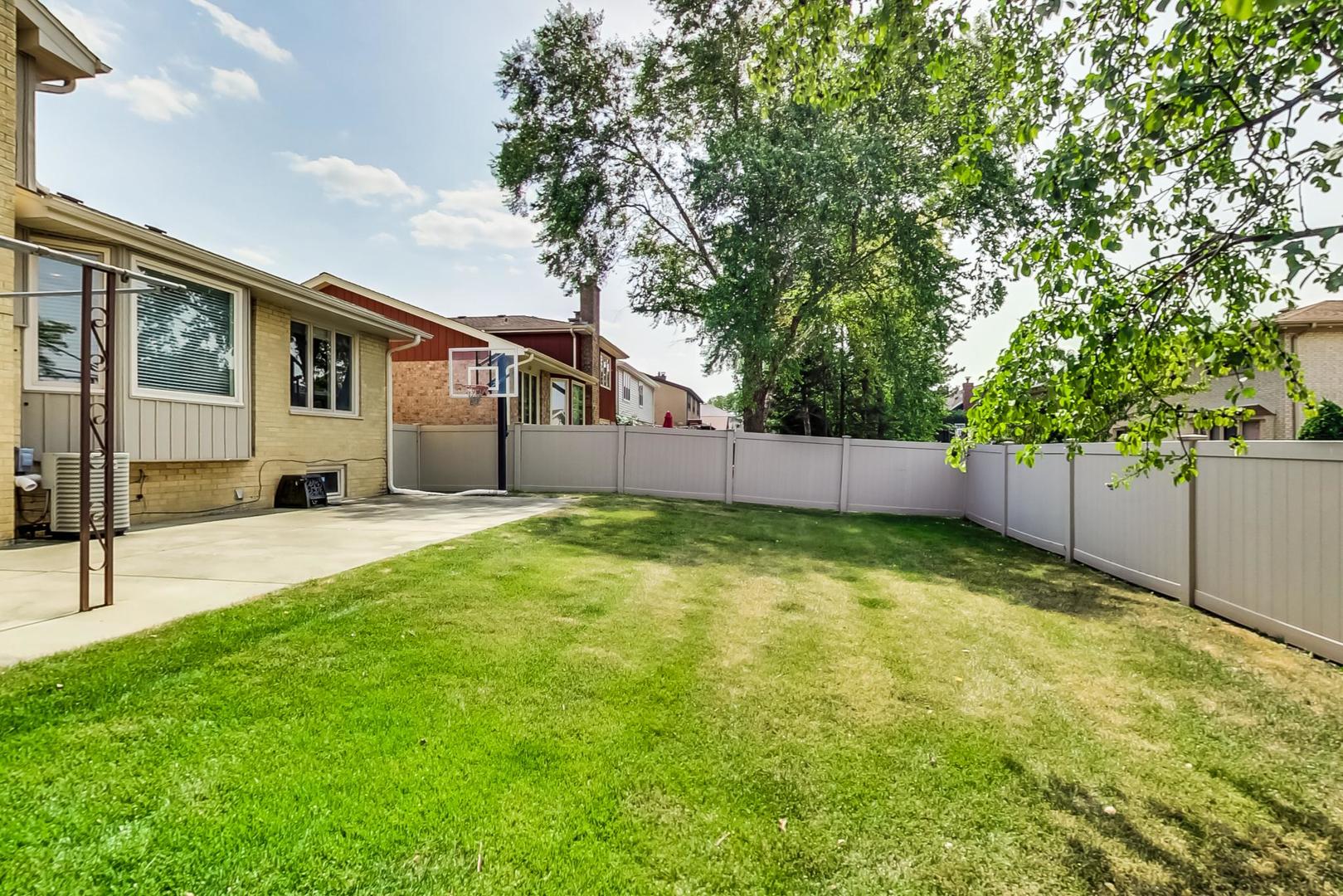 1136 North Greenwood Avenue Park Ridge, IL 60068 - Photo 26 of 30 a backyard of a house with lots of green space