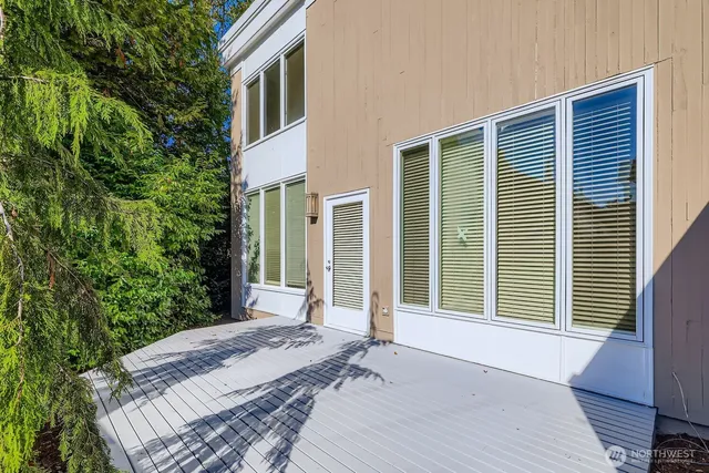 a view of a house with backyard and garden