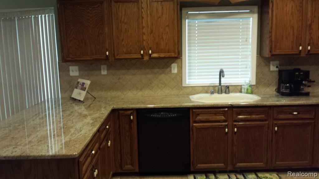 73390 McFadden Road Armada, MI 48005 - Photo 19 of 38 20 Kitchen.jpg