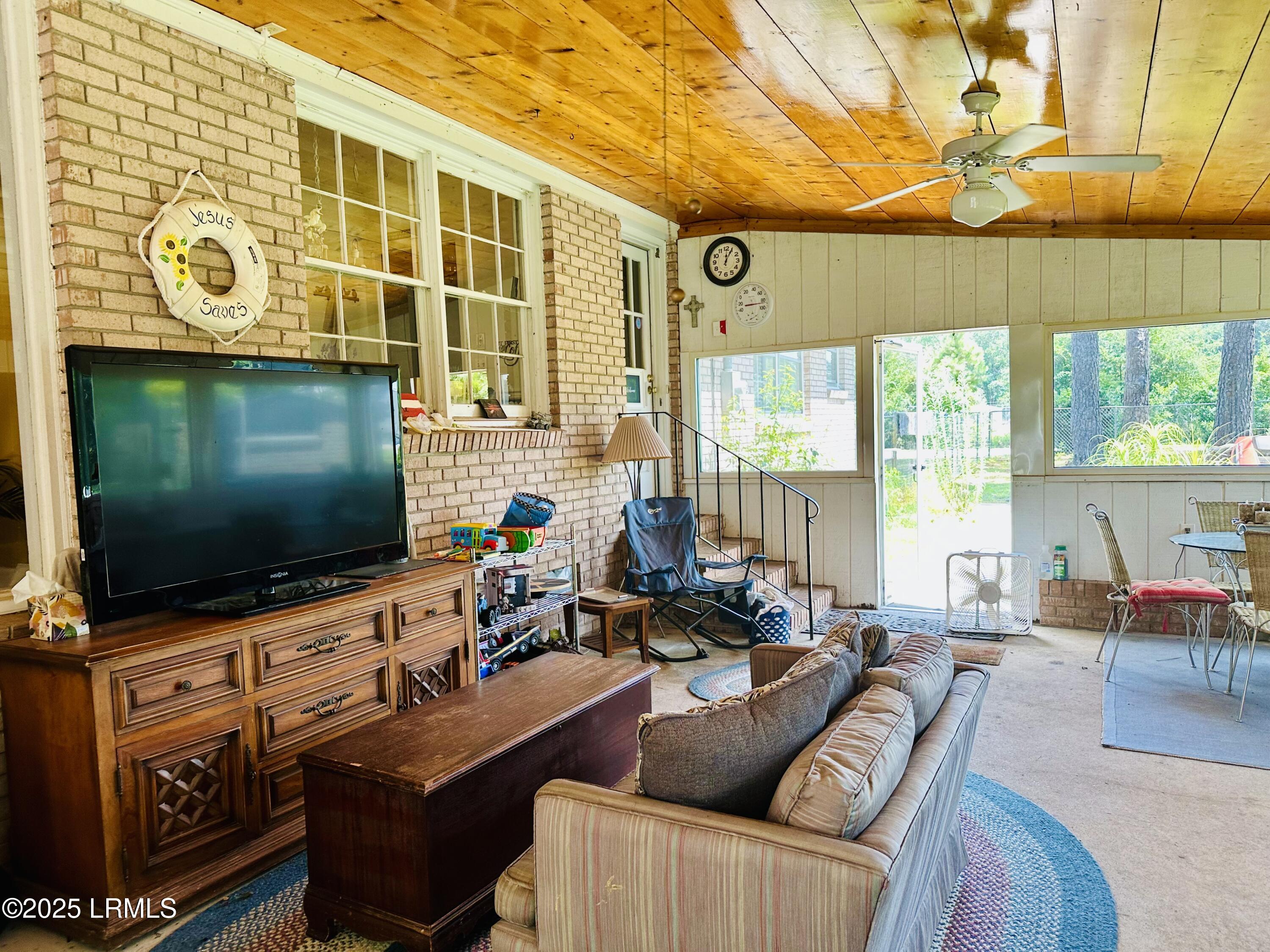 105 Harriett Street Hampton, SC 29924 - Photo 34 of 40 Harriett_Sunporch3