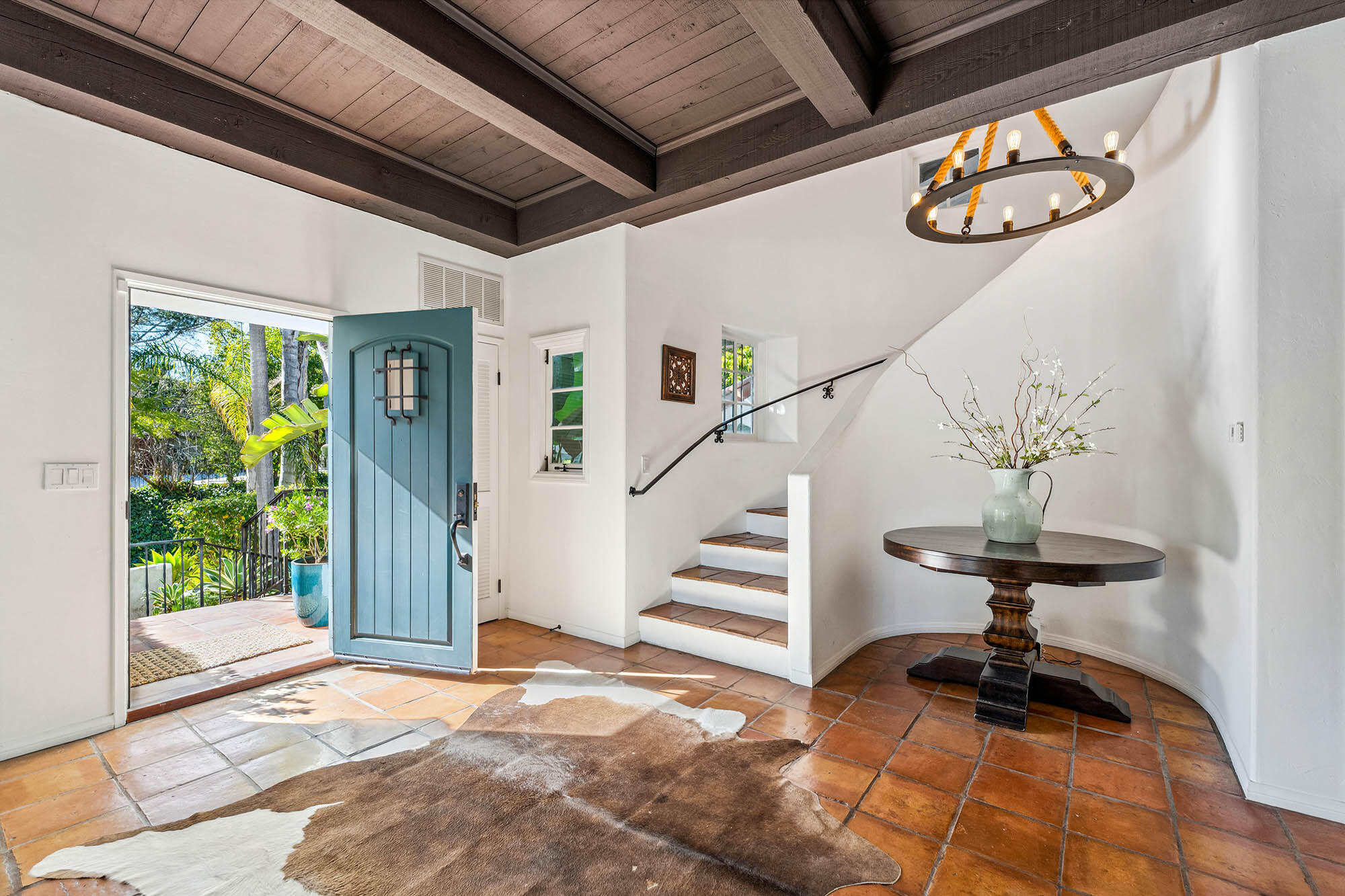396 Las Alturas Road Santa Barbara, CA 93103 - Photo 15 of 70 Entry & foyer - 396 Las Alturas Rd
