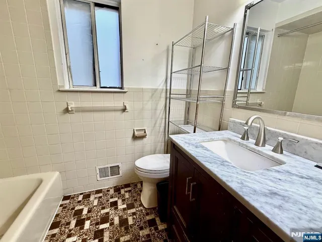 $2,200 | 532 Cross Street, Unit 3, Harrison, NJ 07029