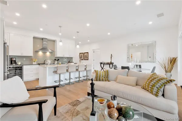 $9,650 | 8 Boulevard West, Unit PH 1, Pelham, NY 10803