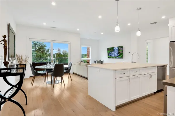 $9,650 | 8 Boulevard West, Unit PH 1, Pelham, NY 10803