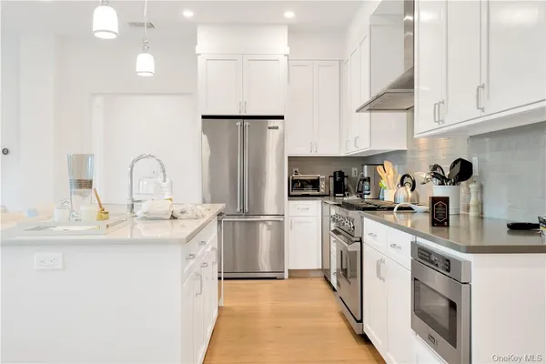 $9,650 | 8 Boulevard West, Unit PH 1, Pelham, NY 10803