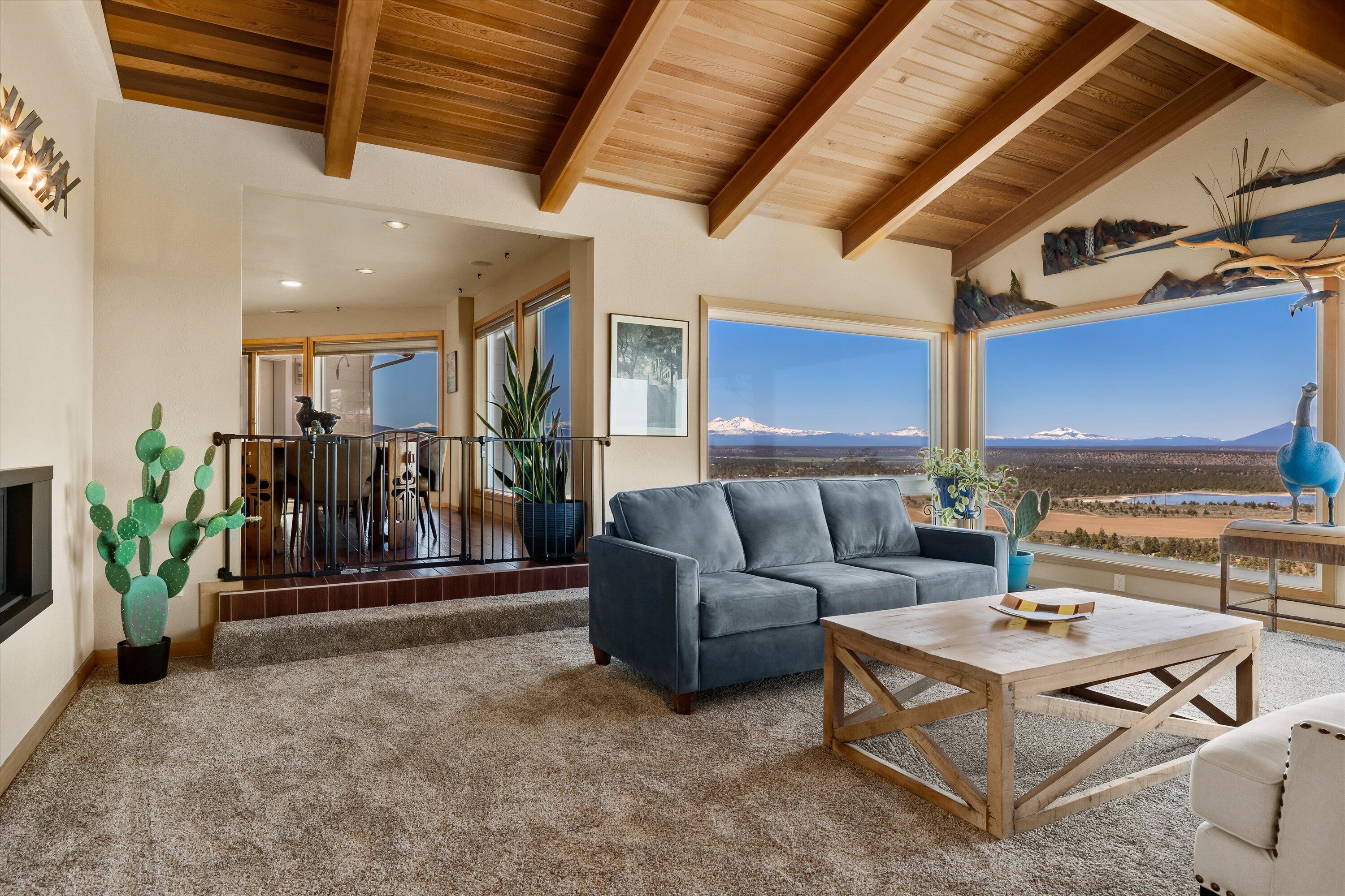 3124 Northwest Lynch Way Redmond, OR 97756 - Photo 6 of 89 Spacious living area