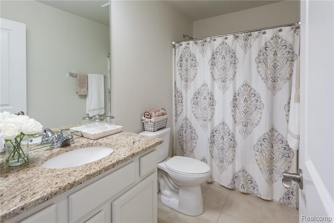 2617 Helmsdale Circle, Unit 62 Rochester, MI 48307 - Photo 22 of 32 Guest Bath