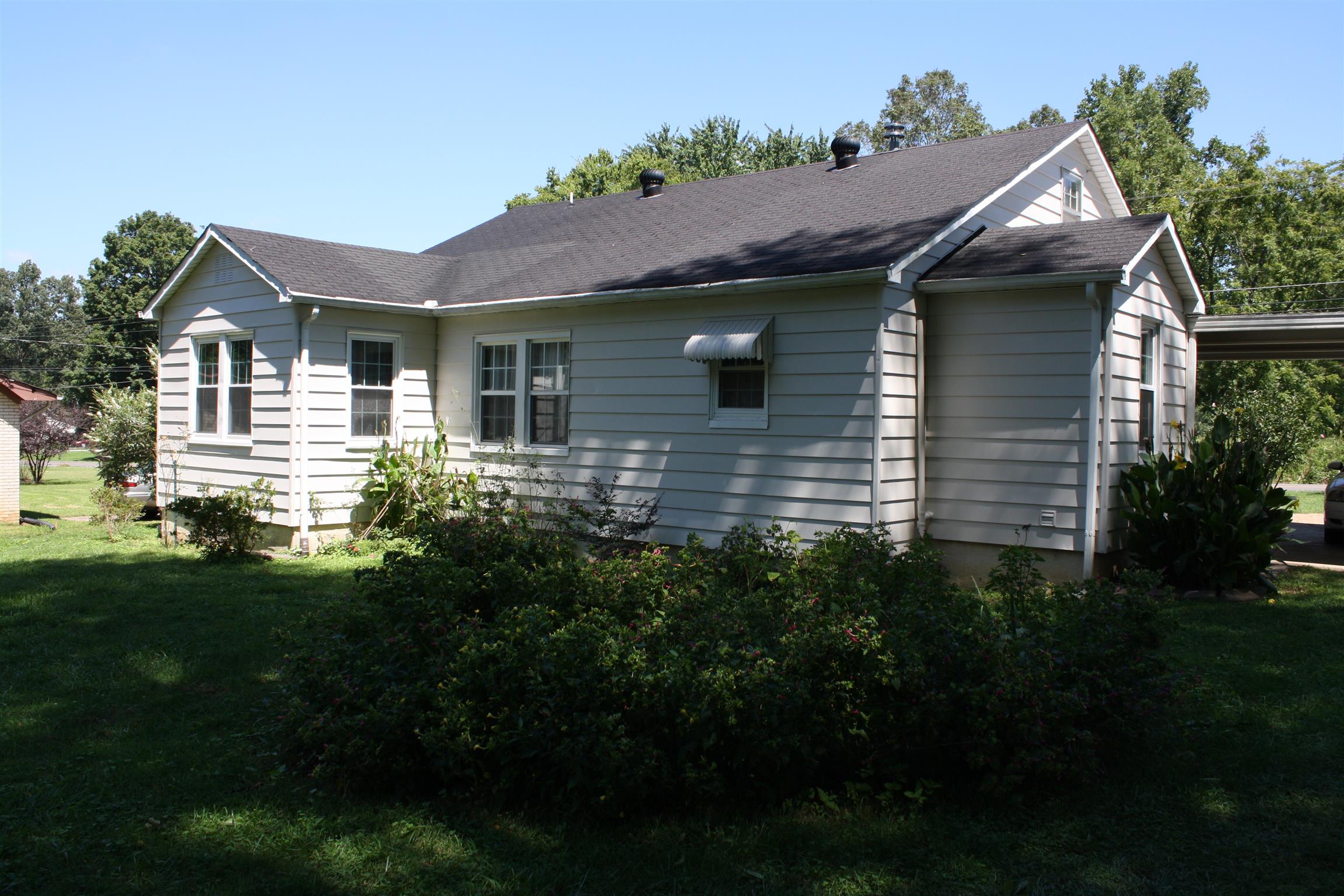 611 Fall River Road Lawrenceburg, TN 38464 - Photo 3 of 18 a front view of a house with a yard