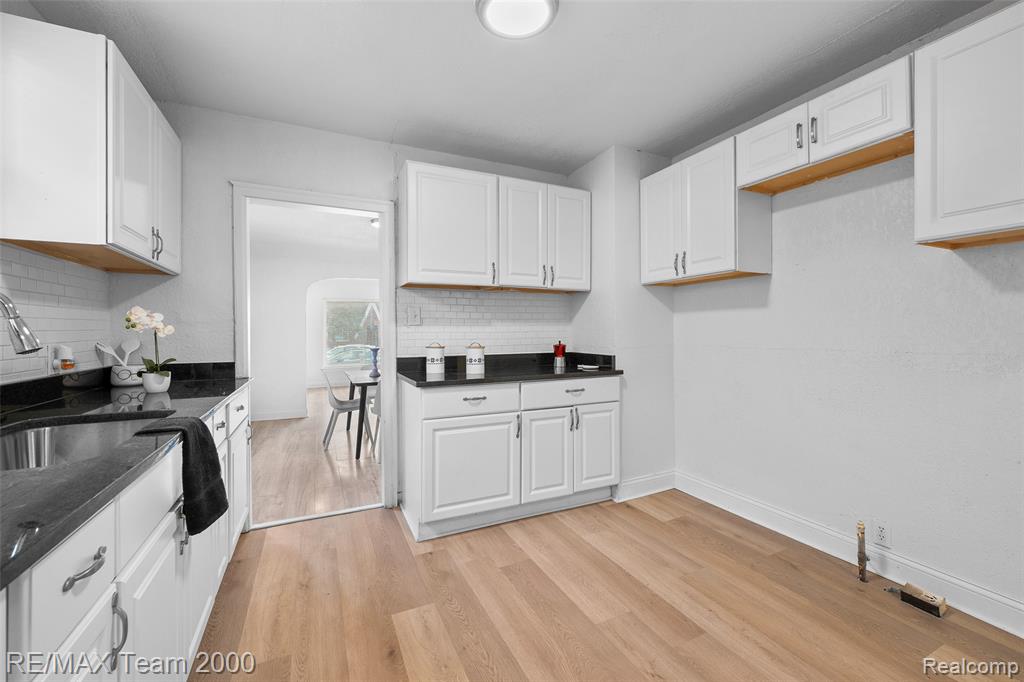 5935 Devonshire Road Detroit, MI 48224 - Photo 13 of 33