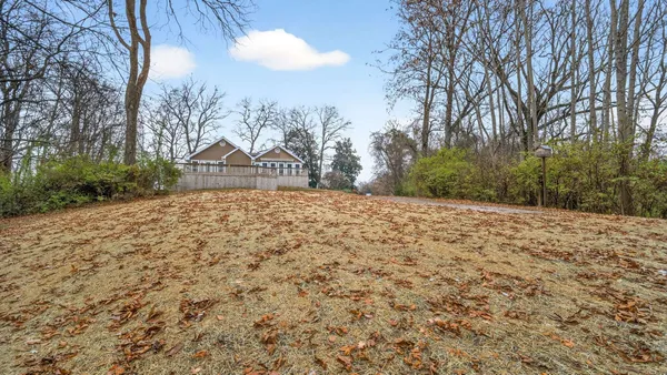 a view of a yard with a house