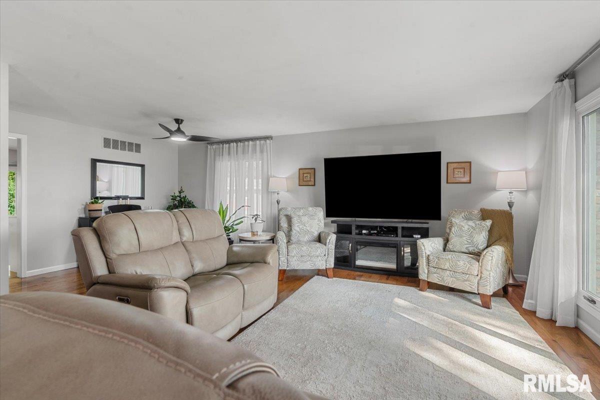 2601 Meadow Pointe Drive Springfield, IL 62702 - Photo 5 of 46